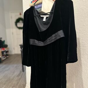 Black velvet short dress